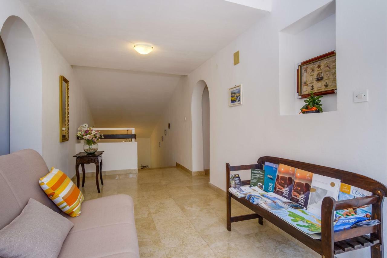 Apartments Mirella Mali Lošinj Екстериор снимка