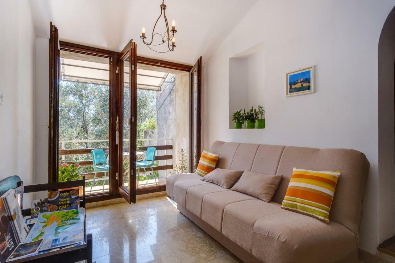 Apartments Mirella Mali Lošinj Екстериор снимка